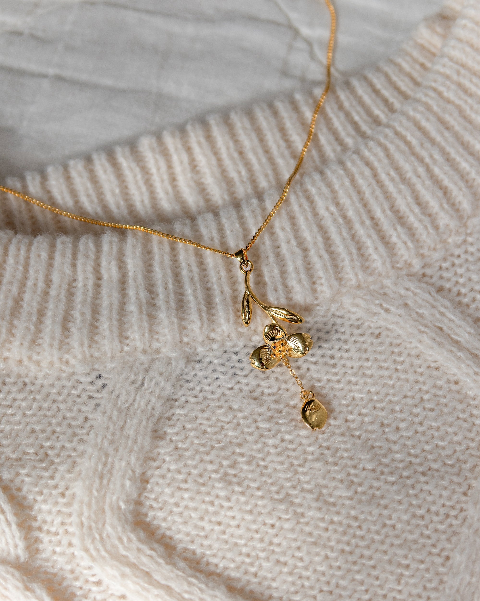 Loves Me Not | Gold Necklace