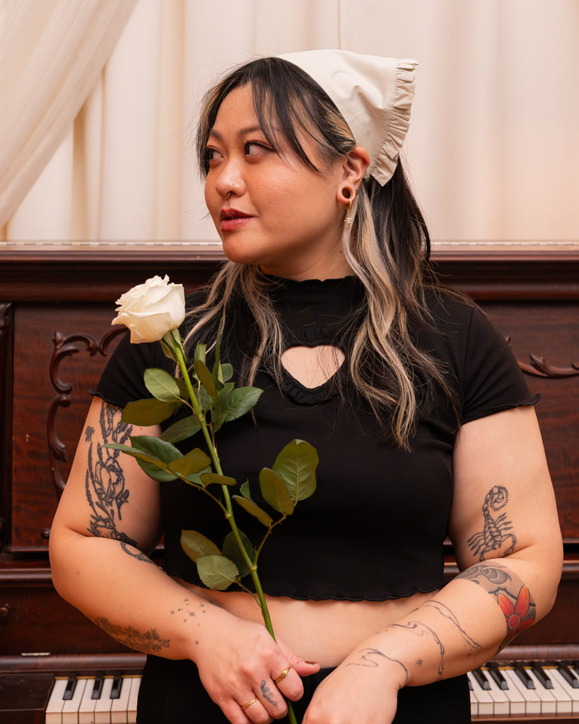Model wearing white belle bandanna.