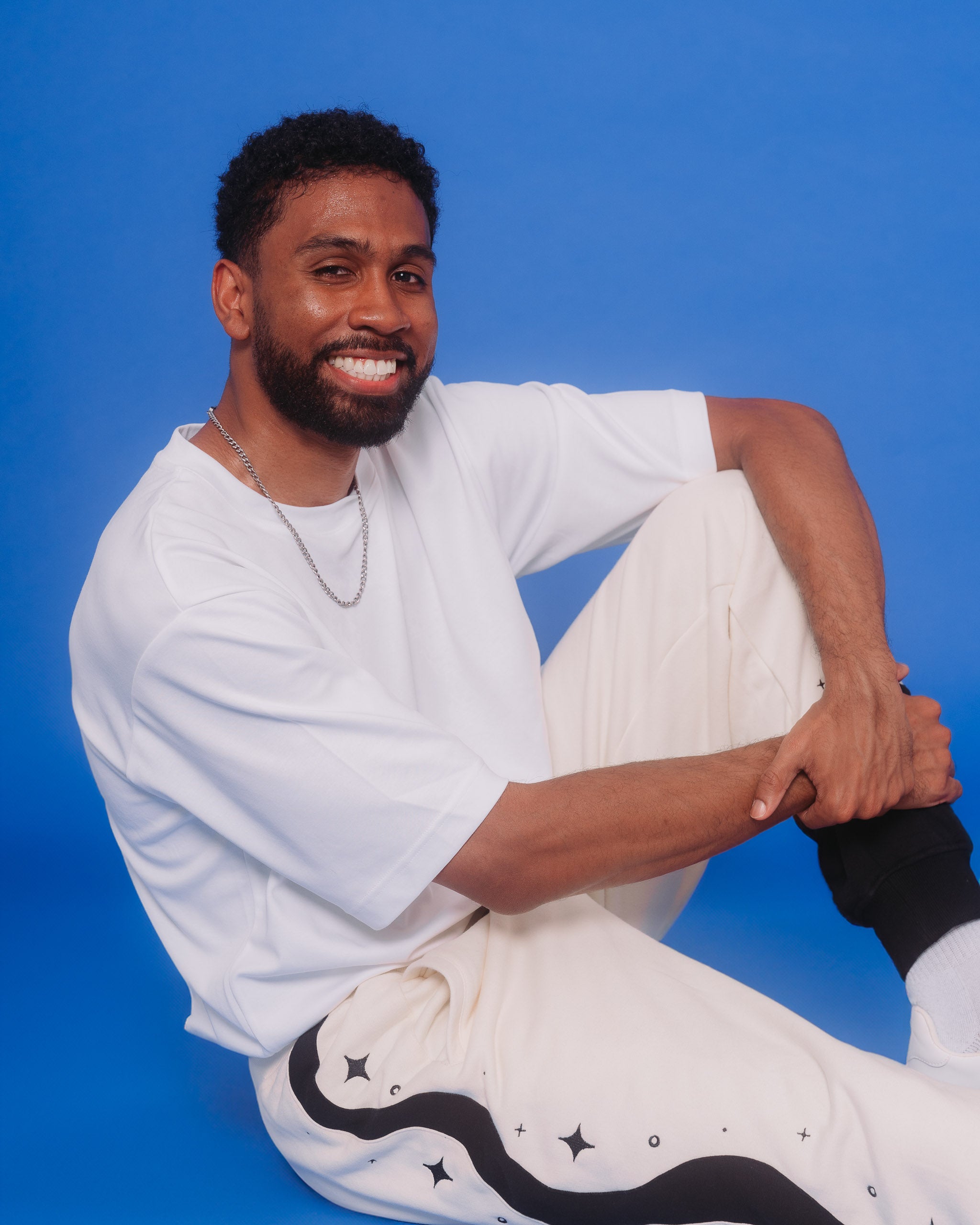 Man wearing supernova joggers in size large.